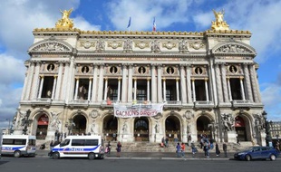 Des manifestants pour l'assurance chômage à Paris devant l'Opéra Garnier le 21 mars 2014