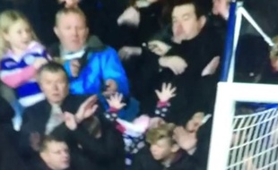 Une jeune supportrice heurtée par une frappe de yaya Touré en Angleterre, le 9 novembre 2014.
