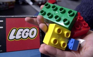 Le fabricant danois de jouets Lego veut gagner une nouvelle clientèle avec une gamme spécifiquement destinée aux petites filles, Lego Friends, qui est lancée en janvier dans trois premiers pays (France, Grande-Bretagne, Etats-Unis) et doit devenir un relais de croissance.