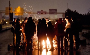 Des opposants au projet d'aéroport de Notre-Dame-des-Landes bloquent le périphérique nantais, le 9 janvier 2015.
