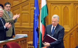 Accusé de plagiat dans sa thèse de doctorat, le chef de l'Etat hongrois Pal Schmitt a finalement cédé aux pressions en annonçant lundi sa démission devant le parlement, un départ qui prive le Premier ministre controversé Viktor Orban d'un fidèle allié