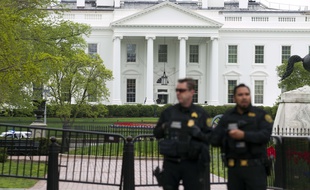 Des gardes du Secret Service sont intervenus alors qu'un homme a tenté de mettre le feu à sa veste devant la Maison Blanche, le 12 avril 2019.