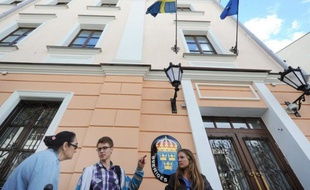 Les trois Suédois responsables du parachutage d'ours en peluche au Bélarus, qui a provoqué une grave crise diplomatique entre Stockholm et Minsk, ont annoncé samedi avoir été convoqués par le KGB du Bélarus (services de sécurité).
