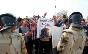 Le président islamiste égyptien Mohamed Morsi, destitué par l'armée il y a quatre mois, est arrivé lundi au tribunal du Caire qui doit le juger pour "incitation au meurtre" de manifestants quand il était au pouvoir