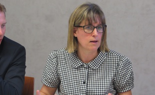Véronique Sarselli, maire LR de Sainte-les-Lyon ambitionne de prendre la tête de la Métropole de Lyon, succédant ainsi à Gérard Collomb.