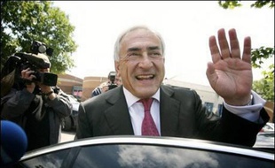 Nicolas Sarkozy a fait samedi de nouvelles avances à la gauche, ciblant cette fois le sommet du PS: il soutient Dominique Strauss-Kahn pour diriger le FMI et propose à Jack Lang de réfléchir à la réforme des institutions, au risque de déboussoler un peu plus ce parti.