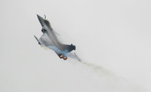 Un avion de combat Rafale lors d'une démonstration au salon international de l'aéronautique et de l'espace au Bourget, près de Paris, le 21 juin 2015