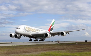 Un A380 d'Emirates à l'aéroport de San Francisco, le 1er décembre 2014.
