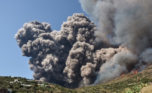 La fumée se propage à proximité des habitations sur les pentes du Stromboli en Italie, le 3 juillet 2019.