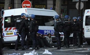 Des manifestants tamouls interpellés gare du Nord à Paris, après qu'un rassemblement a dégénéré, lundi 20 avril 2009.