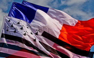 Illustration des drapeaux français et breton.