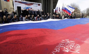 Des manifestants déploient un drapeau russe géant avec l'inscription: "La Crimée et la Russie, ensemble pour toujours", le 16 mars 2015 à Simféropol