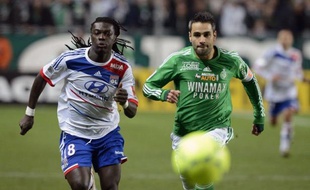 Lyon a marqué les esprits en prenant le dessus sur son grand rival Saint-Etienne (1-0), dimanche, et reste solidement installé en tête de la L1 alors que Marseille a sombré au Vélodrome face à Lorient (3-0), permettant au PSG (2e) de revenir dans le jeu, lors de la 16e journée.