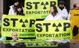 Des militants de Greenpeace manifestent devant le siège d'Areva, le 20 février 2010 à Paris