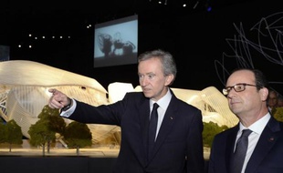 Francois Hollande (d) et Bernard Arnault le 20 octobre 2014 à la Fondation Vuitton