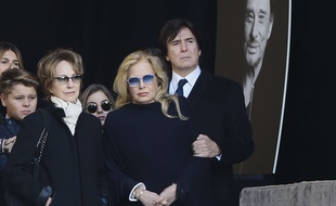 Nathalie Baye et Sylvie Vartan lors de la cérémonie en hommage à Johnny à la Madeleine, à Paris le 9 décembre 2017.