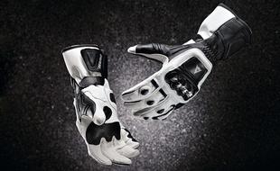 Une paire de gants de moto homologuée.