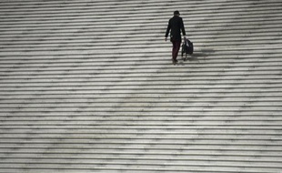 Le moral des ménages a encore plongé en mars sous l'effet du pessimisme plus marqué que jamais des Français concernant leur niveau de vie futur, lié selon des économistes au manque de visibilité sur l'impact des réformes pour assainir les finances publiques.