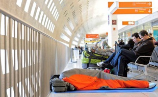 Des passagers à l'aéroport de Roissy, le 24 décembre 2010.