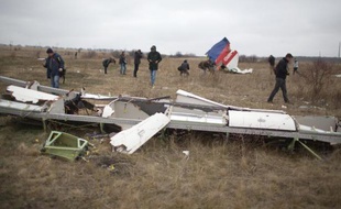 Des débris du vol de la Malaysia Airlines MH17, abattu au-dessus de l'est de l'Ukraine, près du village de Grabove le 11 novembre 2014