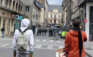 Des manifestants face aux policiers rue Jean-Jaurès à Rennes, le 28 avril 2016 lors d'une manifestation contre la loi El Khomri.