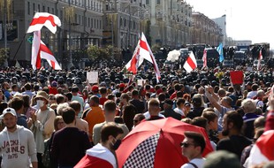 Des milliers de manifestants sont descendus dans les rues de Minsk, le 30 août 2020.