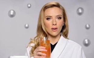Capture d'écran de la publicité pour SodaStream avec Scarlett Johansson.