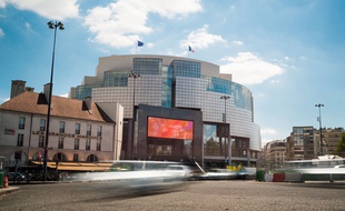 Le look de l'Opéra Bastille ne fait pas nécessairement rêver, encore moins depuis la récente installation d'un puissant écran géant LED sur sa façade.