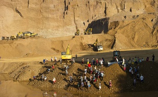Des Birmans travaillent près d'une mine de jade dans le nord du pays, le 4 octobre 2015.