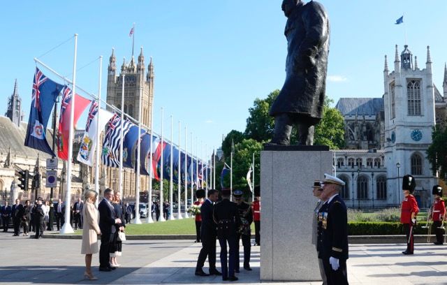 Le président de la République et la première dame se sont ensuite rendus au pied de la statue de l’ancien Premier ministre britannique Winston Churchill pour lui rendre hommage et déposer une gerbe de fleurs à Parliament square.