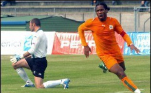La Côte d'Ivoire s'est rassurée en clôturant sa série de matches de préparation au Mondial-2006 de football sur une nette victoire face à une faible équipe de Slovénie dimanche (3-0) à Bondoufle en banlieue parisienne, avec un doublé de Didier Drogba à la clé.