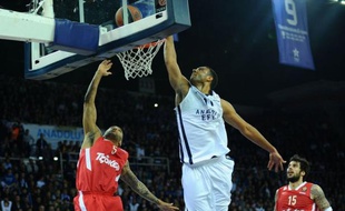 Vitoria, absolument euphorique face au CSKA Moscou (93-72), et l'Efes Istanbul se sont rebellés mercredi lors du troisième match des quarts de finale de l'Euroligue messieurs de basket-ball et restent en course pour la qualification.
