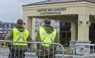 Jets de projectiles par des manifestants, largage de gaz irritants par la police anti-émeute, foule en panique, heurts, interpellations: le congrès du parti au pouvoir au Québec a été marqué vendredi du sceau de la contestation étudiante.
