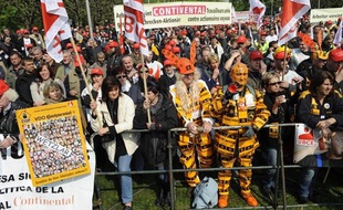 Le salariés de l'usine Continental de Clairoix manifestent à Hanovre avec leurs collègues allemands, le 23 avril 2009.