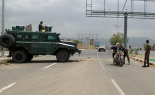 Des soldats bloquent l'accès à l'ambassade des Etats-Unis à Sanaa, le 4 août 2012