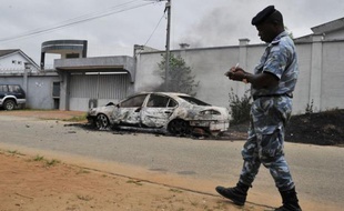 Des inconnus ont attaqué samedi à Abidjan le siège du parti de l'ex-président Laurent Gbagbo, le Front populaire ivoirien (FPI), faisant trois blessés légers et provoquant un nouvel accès de tension alors que l'armée est depuis deux semaines la cible de commandos.