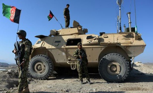 Des forces de sécurité afghanes lors d'une opération contre la rebellion islamiste à Achin dans la province de Nangarhar, le 1er décembre 2015