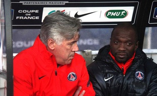 Claude Makelele et Carlo Ancelotti en discussion sur le banc du PSG, le 8 janvier 2012 à Lorient, avant un match contre Locminé.