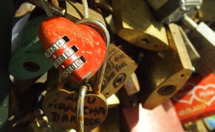 Cadenas resté sur les grilles du Pont des Arts. Une oeuvre de deux mètres de large estimée à environ 8.000 euros.
