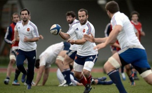 Remplaçant depuis le début de la tournée d'automne, Morgan Parra retrouve une place de titulaire derrière la mêlée du XV de France pour affronter les Samoa, samedi au Stade de France, alors que Thomas Domingo et Benjamin Kayser intègrent la première ligne
