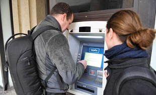 A l'étranger, les retraits d'espèces sont facturés plus cher que les paiements par carte.