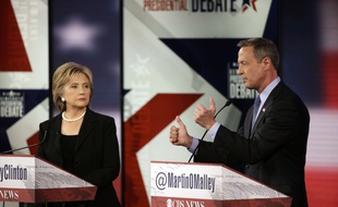 Les candidats Hillary Clinton (à gauche) et Martin O'Malley, lors du débat pour la primaire démocrate, samedi 14 novembre 2015, à Des Moines, Iowa.