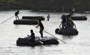 Au moment où le crépuscule vient obscurcir les artères poussiéreuses du village guatémaltèque de Tecun Uman, Javier Castillo, un Salvadorien de 17 ans, se prépare discrètement à passer la frontière mexicaine pour poursuivre son périlleux voyage vers l'eldorado américain.