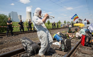 Des militants écolo bloquent la ligne de chemin de fer reliant une mine de charbon à une centrale, le 23 juin 2019 en Allemagne.