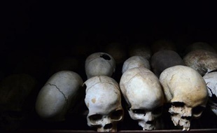 Crânes conservés pour commémorer le génocide de Nyamata, à l'intérieur de l'église catholique où des milliers de personnes ont été massacrées en 1994 au Rwanda