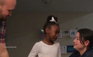 Paige Zezulka et son mari annonçant à leur fille qu'ils vont l'adopter officiellement.