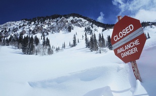 Un panneau appelant à prudence pour cause d'avalanche. Illustration.