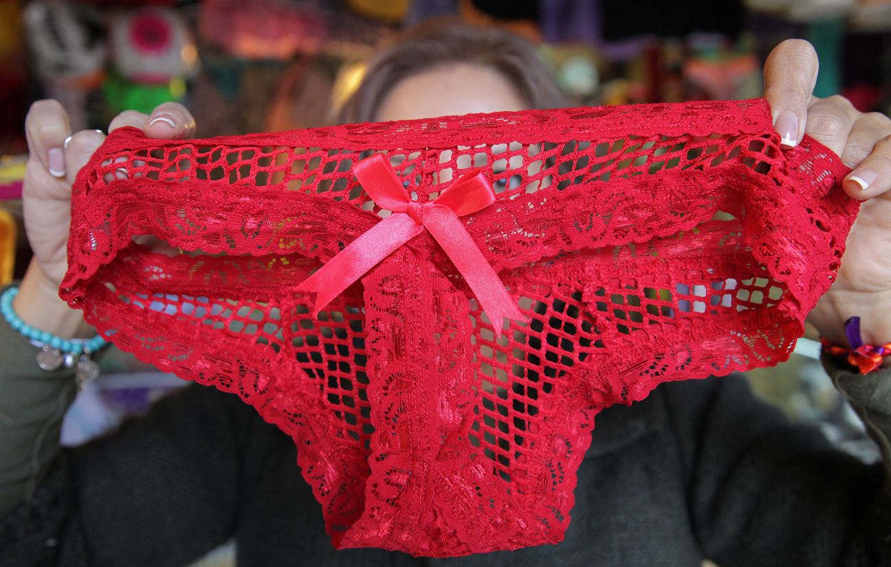 Elles vendent leur lingerie port e pour boucler les fins de mois