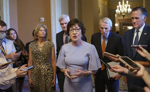 La sénatrice républicaine Susan Collins, aux côtés de Mitt Romney, Lisa Murkowski et Rob Portman annoncent avoir trouvé un accord avec les démocrates sur une enveloppe de dépenses pour les infrastructures.