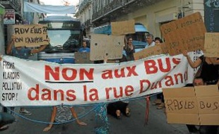 Les habitants ont empêché les bus de traverser la rue ce mercredi soir.